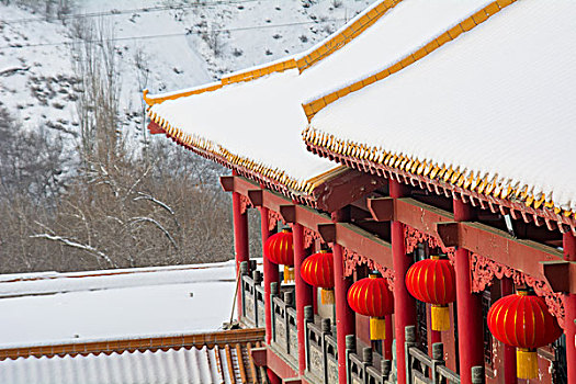 寺庙灯笼雪景