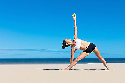 女人,海滩,弯曲,侧面,抬臂,瑜伽姿势