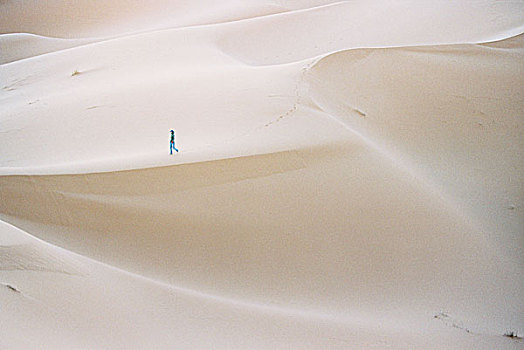摩洛哥,沙漠,沙丘,女人,走,非洲,北非,撒哈拉沙漠,沙子,干旱,热,干燥,自然,孤立,宽,孤单,度假,休闲,探险,漫步,自由,安静
