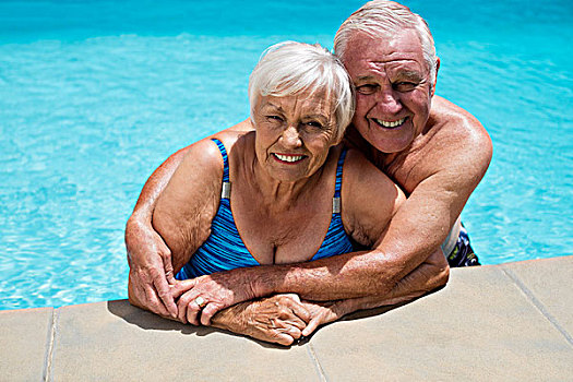 头像,老年,夫妻,搂抱,相互,游泳池,高兴