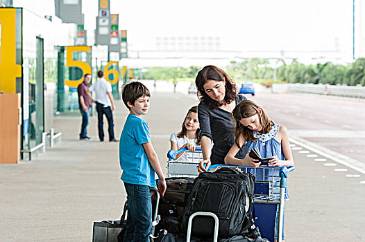 家庭,站立,户外,机场,行李