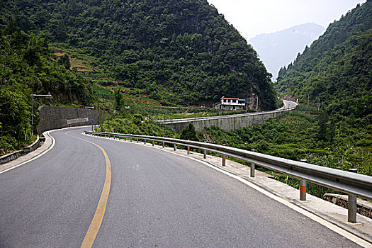 重庆彭水到酉阳龚滩古镇的公路