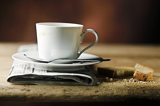 一杯咖啡,碟,勺子,报纸