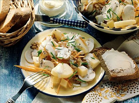 土豆沙拉,蘑菇,胡萝卜,奶酪块,坚果