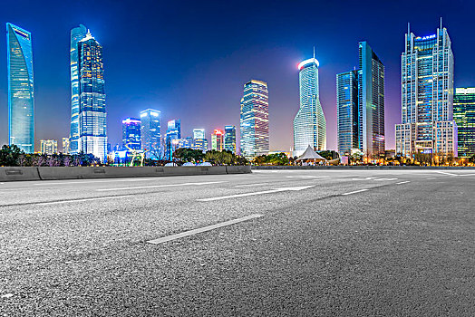 柏油马路和上海建筑夜景