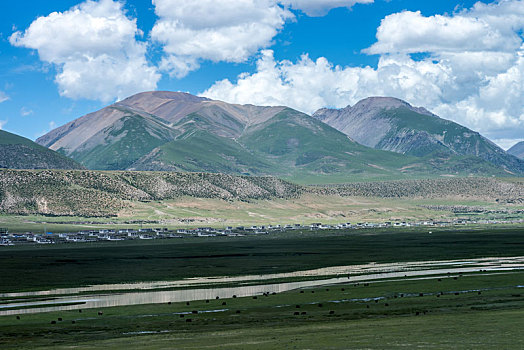 中国西藏蓝天白云下的草原湖泊山脉风光