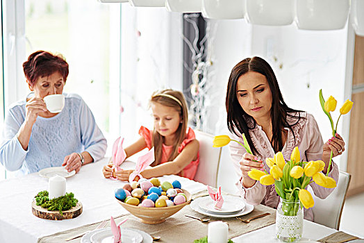 女人,女儿,母亲,黄色,郁金香,复活节,餐桌