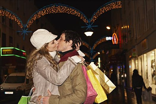 伴侣,圣诞购物,吻