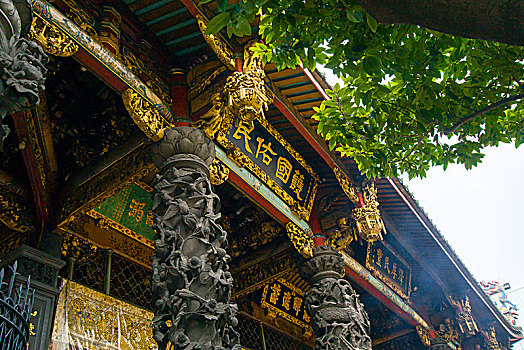 台湾台北著名的寺庙,百年历史的龙山寺,精致的龙柱雕刻