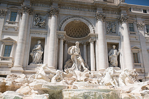 罗马许愿池喷泉上的海神雕像