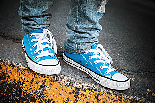 蓝色,运动鞋,青少年,脚,站立,城市,特写,照片,聚焦,浅