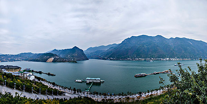 巫山县城段出现了,高峡出平湖,景象