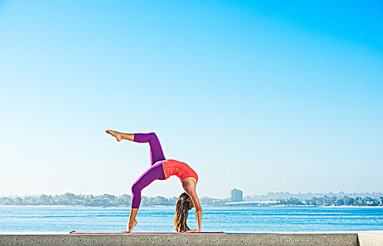 美女,练习,瑜伽姿势,太平洋,海滩,圣地亚哥,加利福尼亚,美国