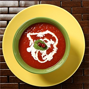 西红柿汤,罗勒,红浆果