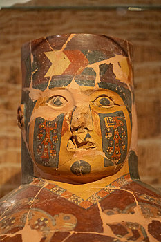 秘鲁阿亚库乔博物馆瓦里帝国大型人形罐