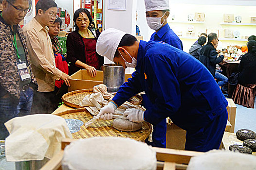 深圳茶博会,石磨压制制茶工艺展示