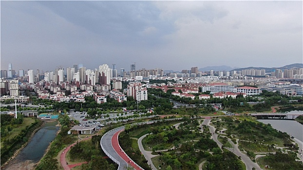 山东省日照市,海边乌云密布山雨欲来,雷阵雨转眼即到