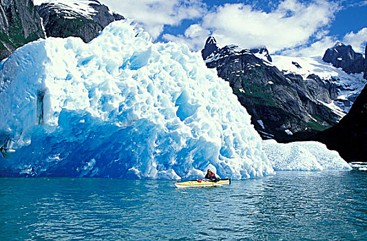 美国,阿拉斯加,东南阿拉斯加,皮划艇手,靠近,冰山