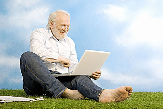 坐,老人,玻璃,笔记本电脑,草地,微笑,喜悦,序列,男人,60-70岁,灰发,白发,胡须,牛仔裤,赤足,休闲,度假,复原,放松,现代
