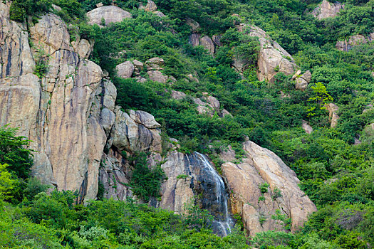 陕西秦岭裸露的岩石瀑布