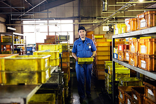 日本,男人,戴着,棒球帽,蓝色,站立,工厂,拿着,黄色,塑料制品,板条箱
