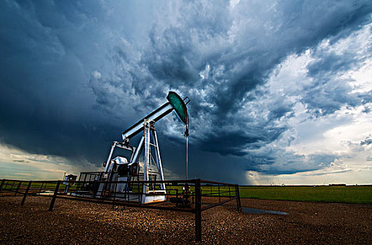 石油井架,油井,地点,雷雨天气,加拿大,萨斯喀彻温