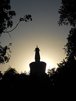 白海公园,日落中的白塔
