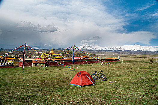 草原上的寺庙与帐篷