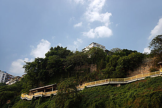 建在悬崖峭壁上的重庆山城步行道石板坡长江大桥地段