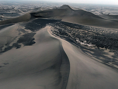 新疆哈密,航拍暴风过后的沙漠,脊如刃丘如浪,宛若火星世界