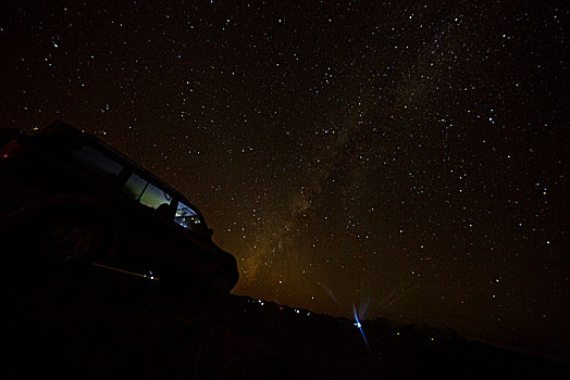 星空下的越野车