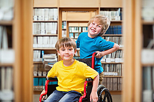 合成效果,图像,高兴,男孩,推,朋友,轮椅,图书馆