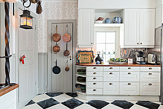 铜质平底锅,门,靠近,白色,厨房操作台,墙壁