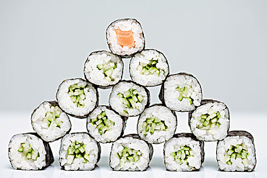 多,寿司卷,放置,金字塔,一个,块,三文鱼,上面