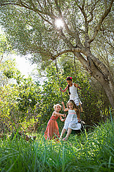 三个女孩,玩,树上,轮胎秋千,花园