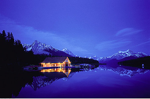 小屋,玛琳湖,夜晚,碧玉国家公园,艾伯塔省,加拿大