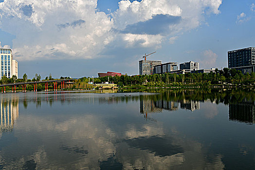 贵州遵义,昔日荒草低洼地,变身美丽天鹅湖