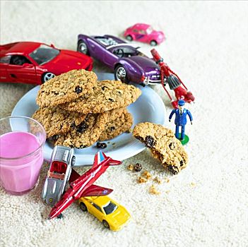 燕麦,葡萄干,饼干,浆果奶昔,玩具汽车