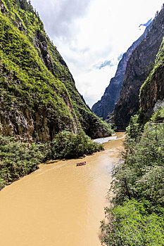 中国云南香格里拉巴拉格宗峡谷漂流