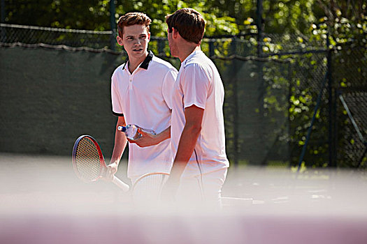 网球手,网球拍,交谈,晴朗,网球场