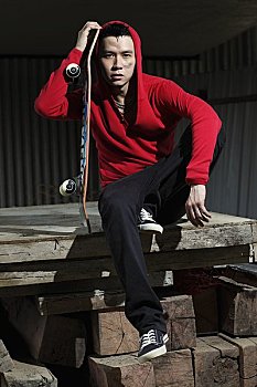 中国人,穿,红色,兜帽,运动衫,拿着,滑板