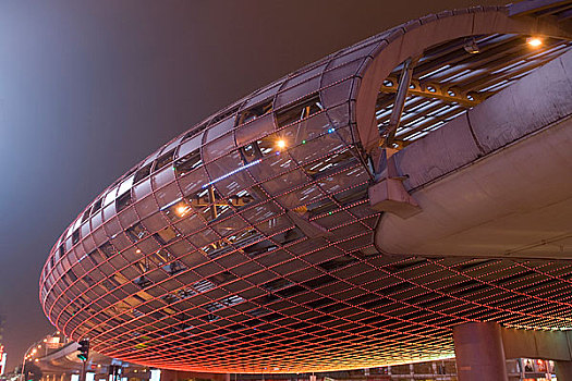 中国上海五角场的交通环岛夜景