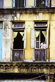 缅甸,仰光,一个,男人,向外看,窗,老,殖民地,建筑