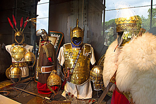 橱窗展示欧洲盔甲