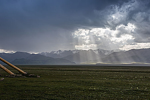 新疆赛里木湖西海草原