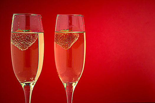 两个,玻璃杯,香槟,草莓,红色背景