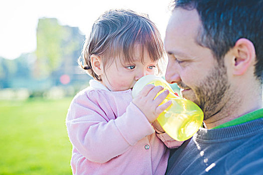女性,幼儿,父亲,喝,奶瓶,公园