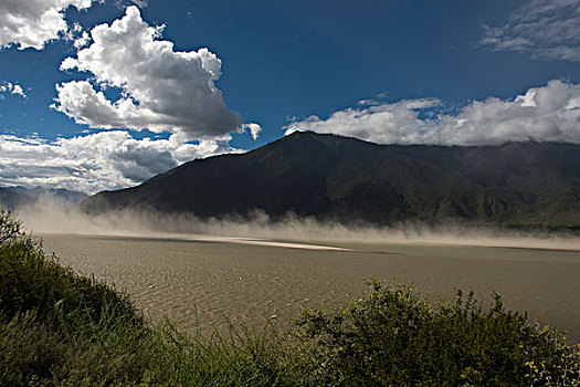 西藏林芝雅鲁藏布江上的风沙