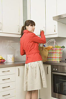 女人,厨房,购物袋