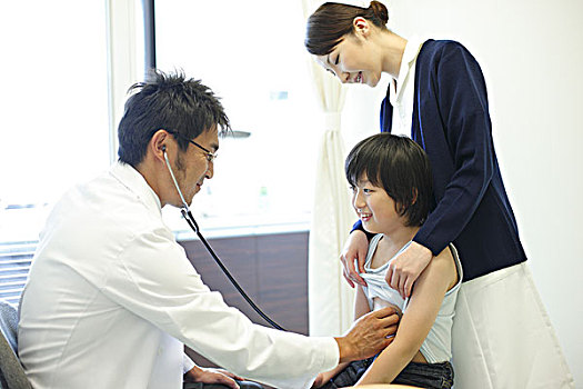 听诊医生,手,检查,心跳,婴儿,特写儿科医生与小男孩儿科医生与小男孩